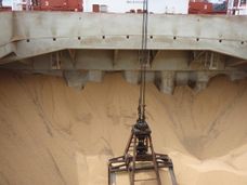 Haug av sand på en båt