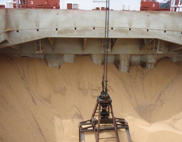 Haug av sand på en båt